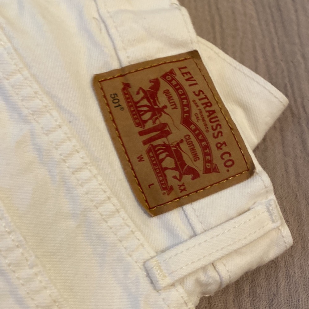 Levi's 501 Women White Straight Distressed Jeans. Size 26 - Picture 4 of 11